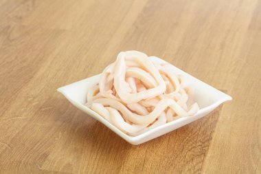 Terbiye edilmiş mürekkep balığı kasede atıştırmalık.