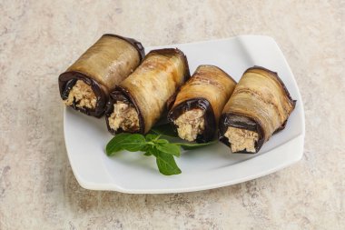 Doldurulmuş patlıcan peynirli ve fındıklı.