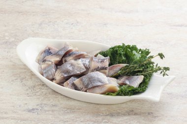 Kavanozda balık fileto dilimi var.