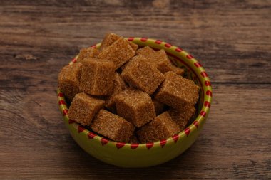 Kahverengi baston şeker yavruları kasede