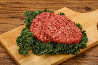 Izgara için çiğ sığır eti pirzolası.