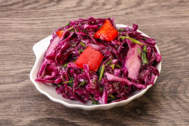 Bitki ve baharatlı kırmızı lahana turşusu