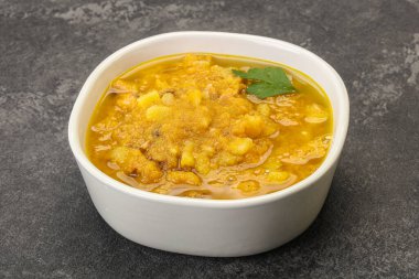 Füme et ve sebzeli bezelye çorbası.