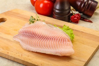 Pişirmek için çiğ tilapia balığı filetosu.