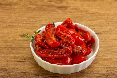 Zeytinyağlı, güneşte kurutulmuş domates, otlar ve baharatlar.