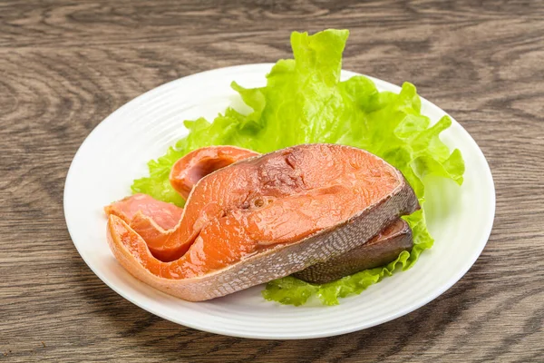 Két Rózsaszín Lazac Steak Salátalevél — Stock Fotó