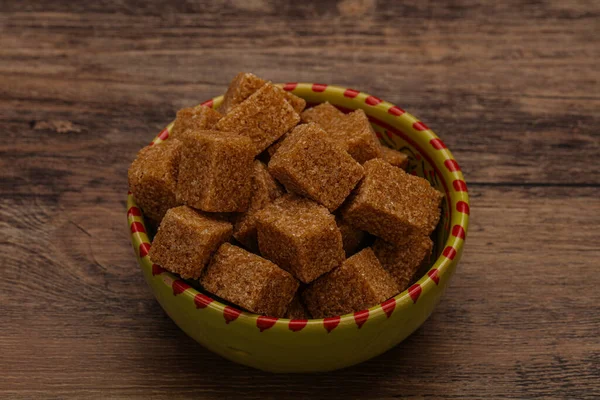 Kahverengi baston şeker yavruları kasede