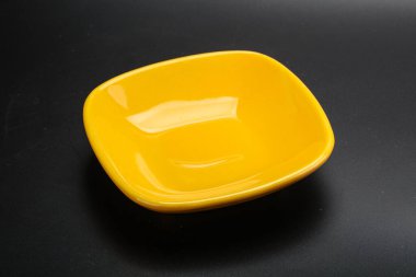 Mutfak için renkli boş kase izole