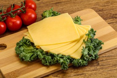 Dilimlenmiş Gauda peyniri.