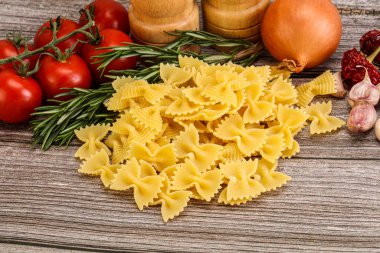 Çiğ İtalyan statü buğday farfalle makarna pişirmek için
