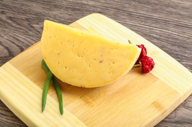 Cevizli sert peynir tuğlası.