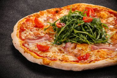 Pastırmalı pizza, peynir ve roka.