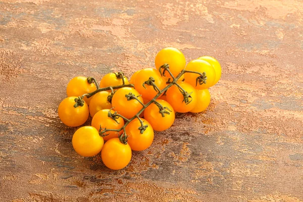 Ramo Con Pomodoro Ciliegia Giallo Fresco — Foto Stock