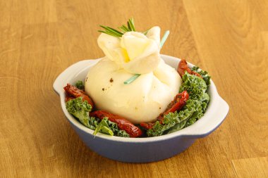Kurutulmuş domatesli Burrata taze peyniri