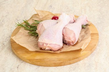 Pişirmek için üç tavuk budu budu.