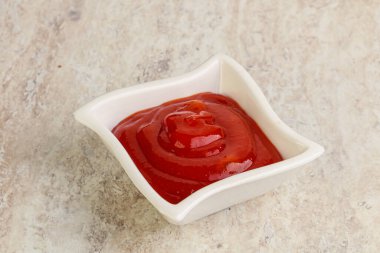 Sıcak ve baharatlı Sriracha sosu kasede