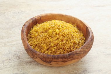 Yemek pişirmek için kasede çiğ bulgur.