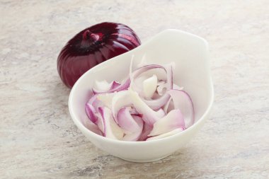 Pişirmek ya da atıştırmak için kasede dilimlenmiş kırmızı soğan