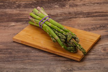 Vejetaryen mutfağı - Pişirmek için çiğ kuşkonmaz yığını