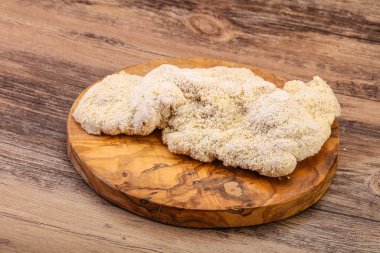 Kızartma için çiğ domuz eti şnitzel.