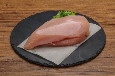 Pişirmek için çiğ tavuk göğsü.