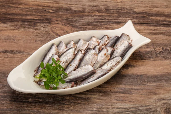 Anchoas Merienda Pescado Tazón Servido Hojas Albahaca —  Fotos de Stock