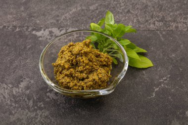 Fesleğen ve sedir fıstıklı yeşil sos sosu.