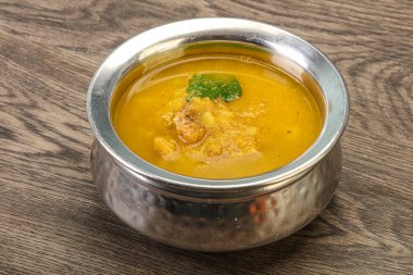 Füme et ve sebzeli bezelye çorbası.