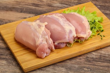 Pişirmek için çiğ tavuk kemiksiz ve derisiz bacak