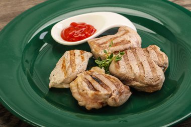 Domates soslu ızgara domuz filetosu kekik servis edilir.