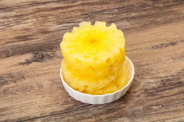 Kavanozda Olgun Ananas Halkaları — Stok fotoğraf