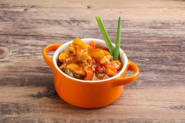 Sebzeli ve soslu et kebabı.