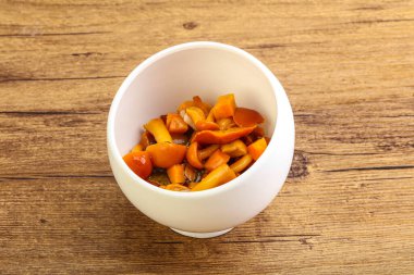 Baharatlı salamura bal mantarı kasede.