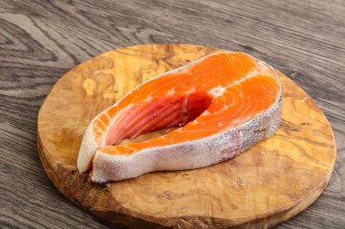 Pişirmek için çiğ somon bifteği.