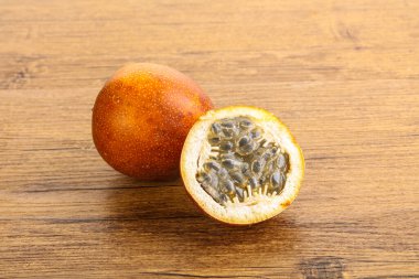 Dilimlenmiş tropik tatlı ve sulu Tutku meyvesi