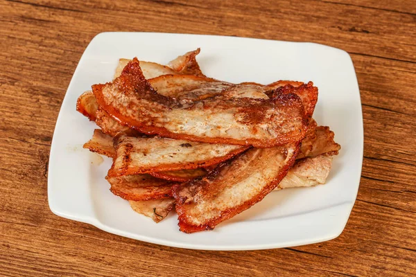 Kızarmış domuz pastırması tabakta.