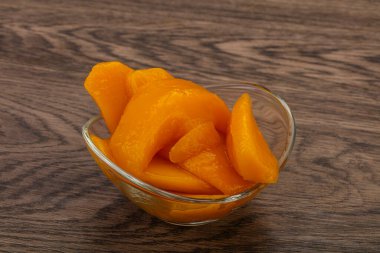 Şuruplu tatlı mango dilimleri.