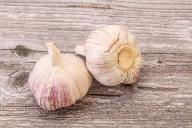 Taze ve lezzetli sarımsak izole edilmiş.