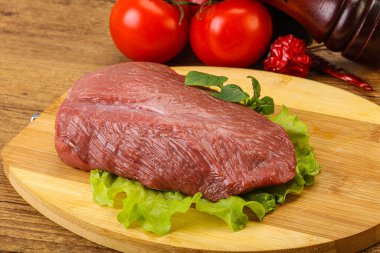 Pişirmek için çiğ et parçası.