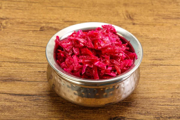 Kasede pancar kökü olan marine edilmiş kırmızı lahana.