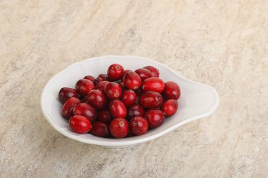 Olgun tatlı tatlı taze kızılcık kasede