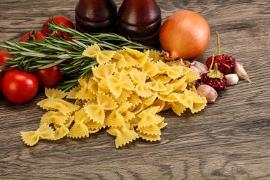Çiğ İtalyan statü buğday farfalle makarna pişirmek için