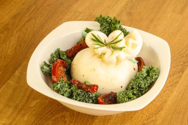 Kurutulmuş domatesli Burrata taze peyniri