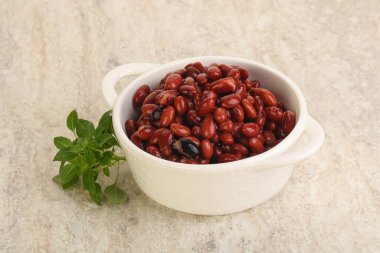 Fesleğende kırmızı böbrek fasulyesi vardı.