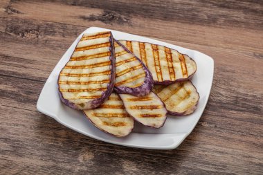 Izgara graffiti yumurta dilimleri ve zeytinyağı.