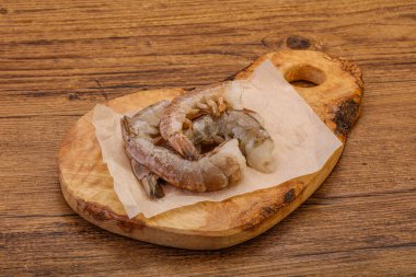 Çiğ kaplan karides yığını yemek için.