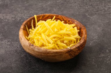 Yemek pişirmek için kasede dilimlenmiş sarı peynir.