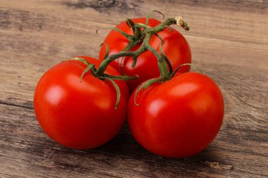 Kırmızı parlak olgun ve tatlı domates dalı
