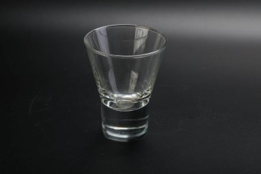 İzole edilmiş içecekler için boş cam bardak