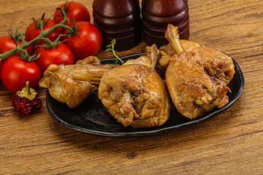 Tatlı ve baharatlı soslu tavşan yahnisi.